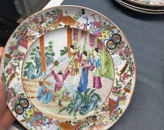 Cinq plates en porcelaine de Chine famille rose de Canton, 19&egrave;me